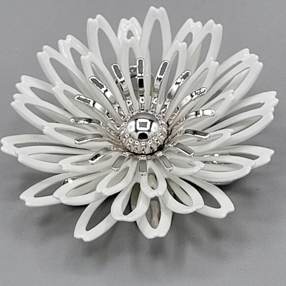 Vintage Sarah Coventry Large White Enamel Flower Brooch Pin Silver-Tone Accents - Picture 2 of 7